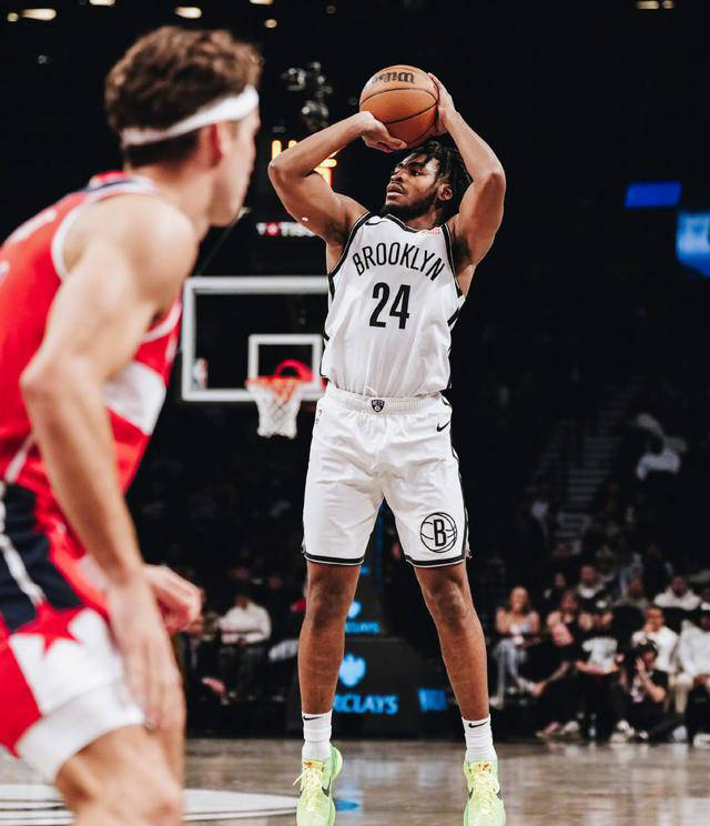 黑白直播nba在线观看-包含篮网球星在场下秀才艺，获得球迷热情追捧的词条