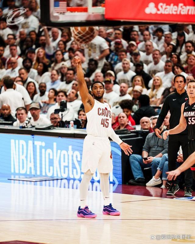 黑白直播体育-包含迈阿密热火队赢得关键比赛，队员士气达到巅峰的词条