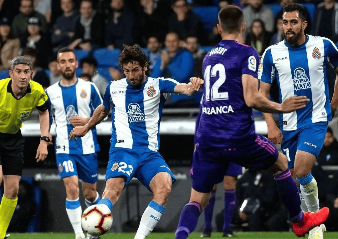 黑白直播-谢菲联中后卫受伤情况恶化，影响球队整体防守