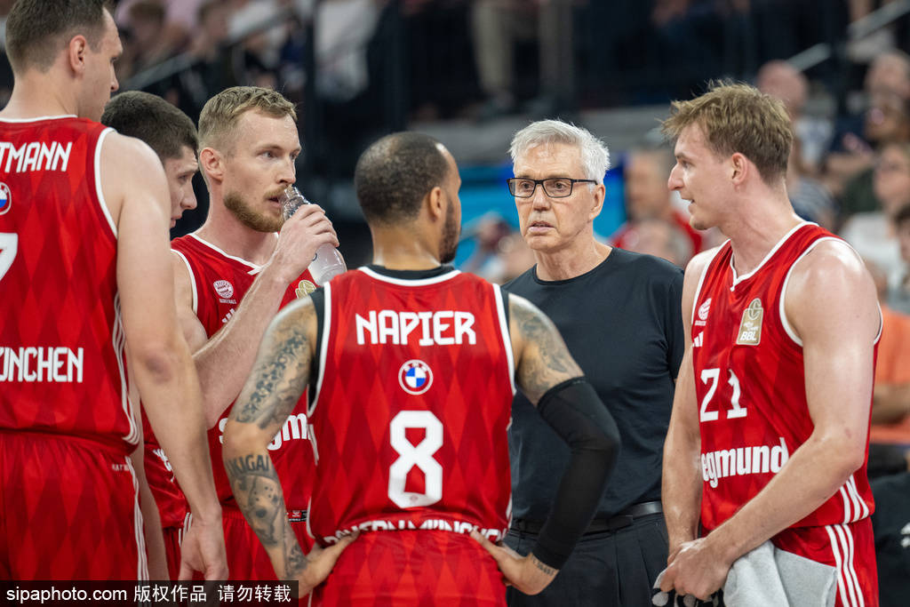 黑白直播在线观看-关于拜仁慕尼黑队员受伤，球队深陷危机的信息