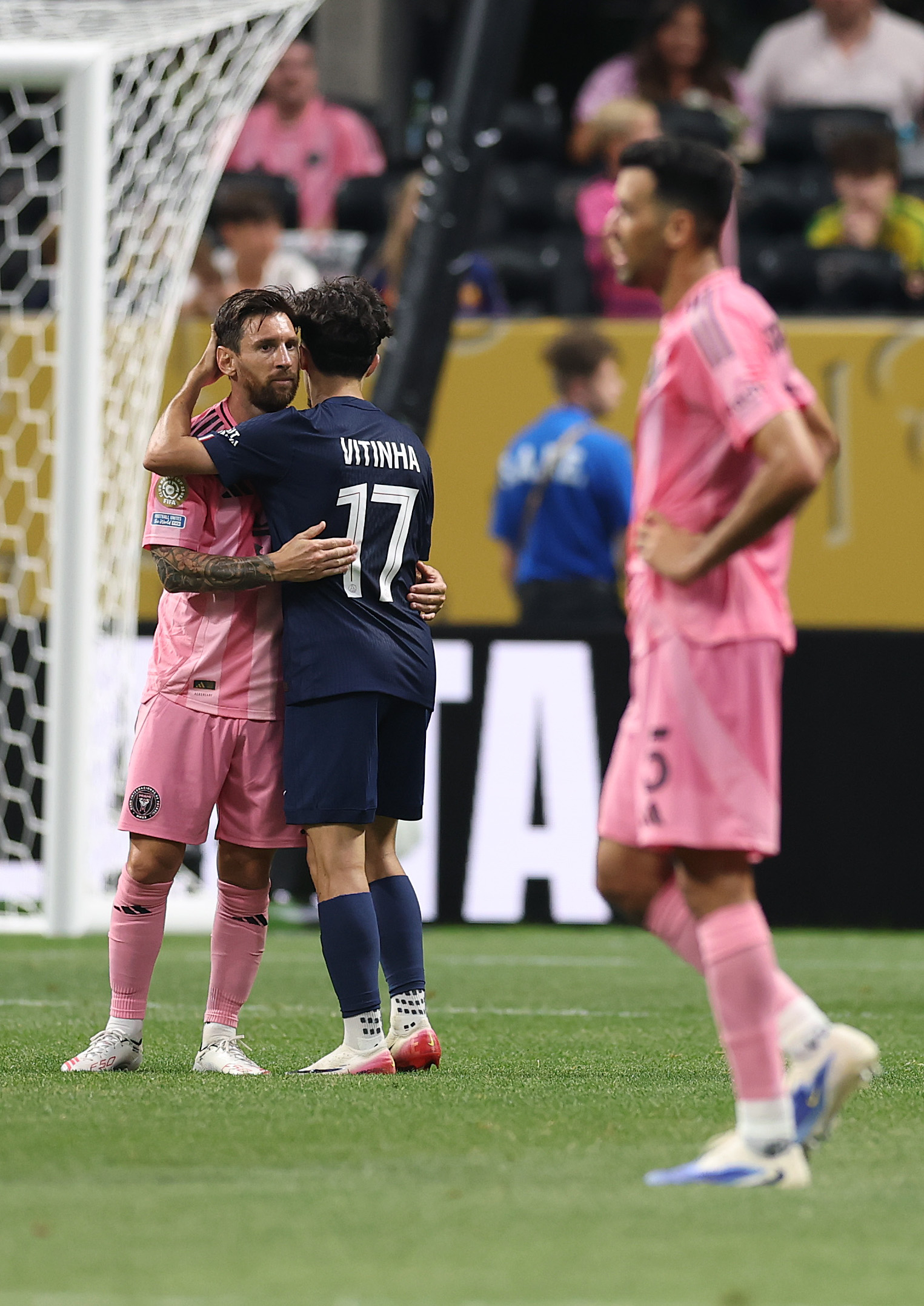 包含巴黎圣日耳曼豪取三分，晋级前景看涨的词条