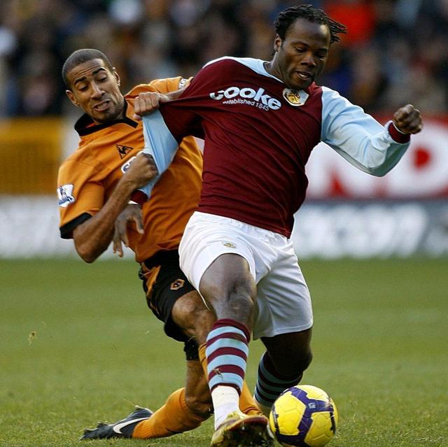 黑白直播-伯明翰战平失利，保级形势日益严峻