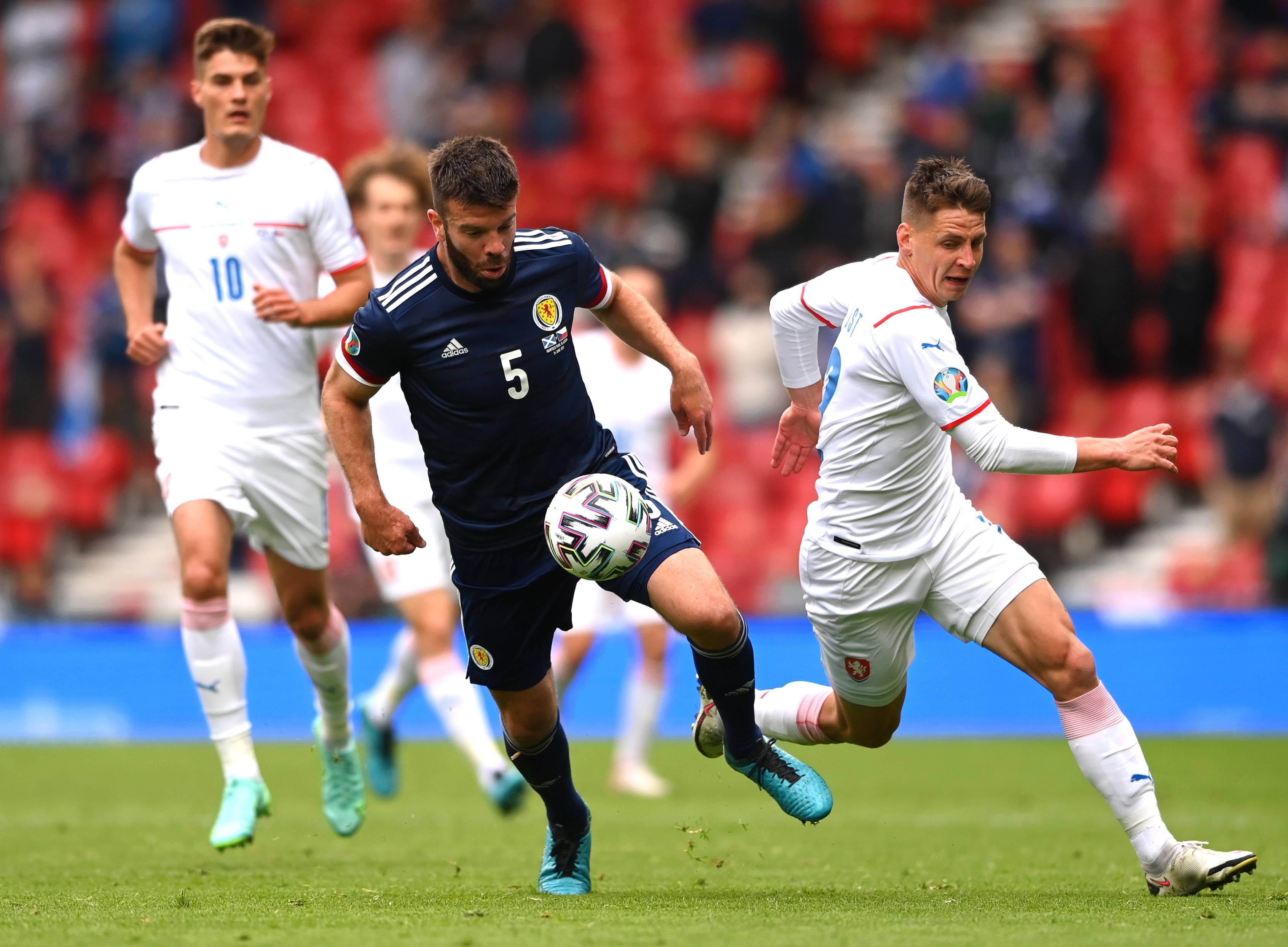 包含足球比赛精彩纷呈，球员们奋勇拼搏的词条