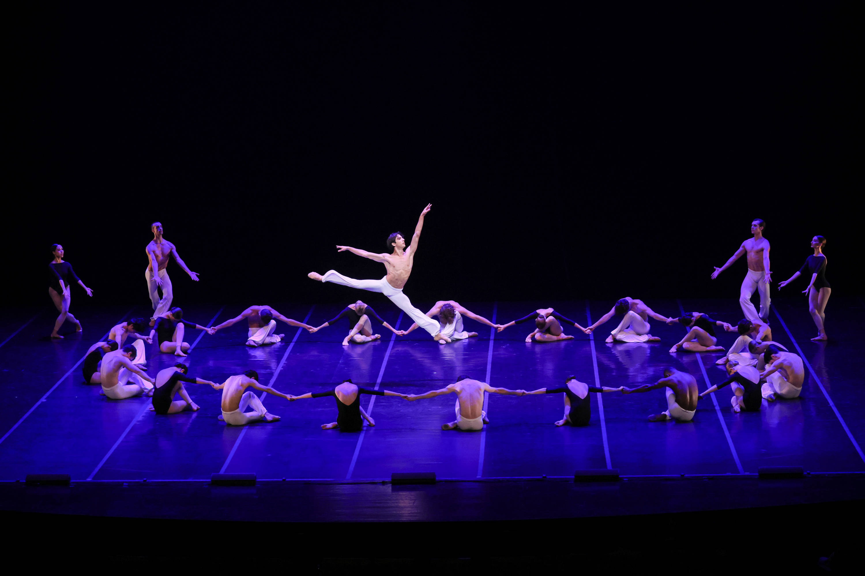 瑞士选手闪耀舞台，赢得掌声