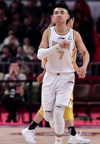 黑白直播-江西男篮险胜湖北队，积分榜逐渐上升