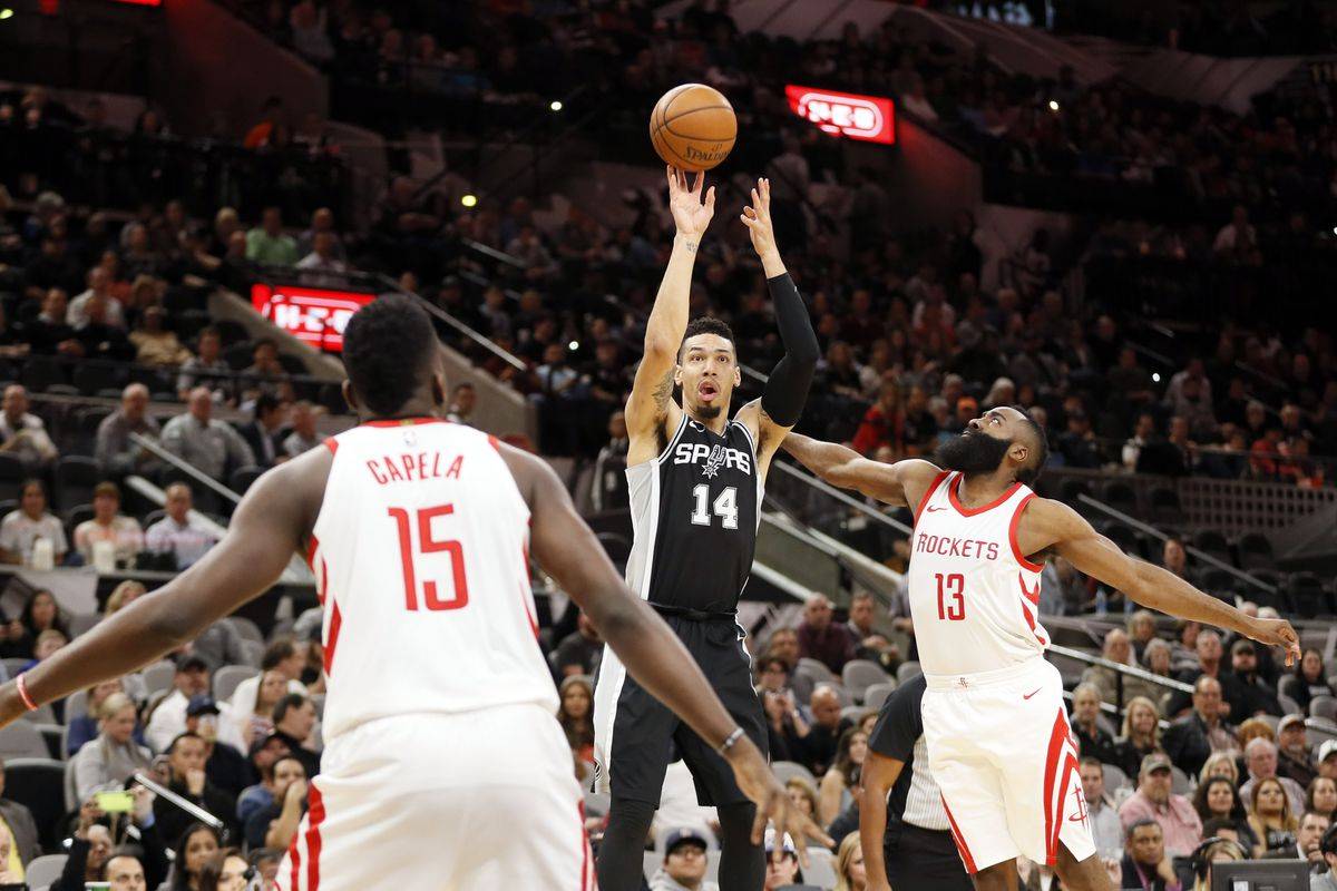 黑白直播nba-马刺横扫骑士，德罗赞砍下26分