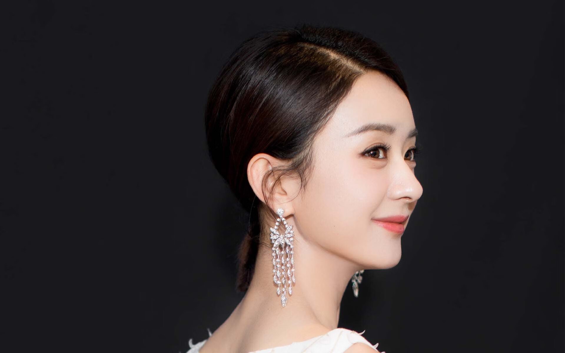 哈登防守端锁死对手,新疆队争冠战惊险胜灰熊