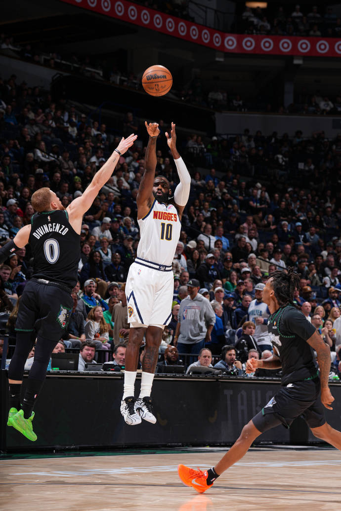 约基奇点燃赛场,活塞争冠战胜出独行侠 约基奇点燃赛场,活塞争冠战胜出独行侠